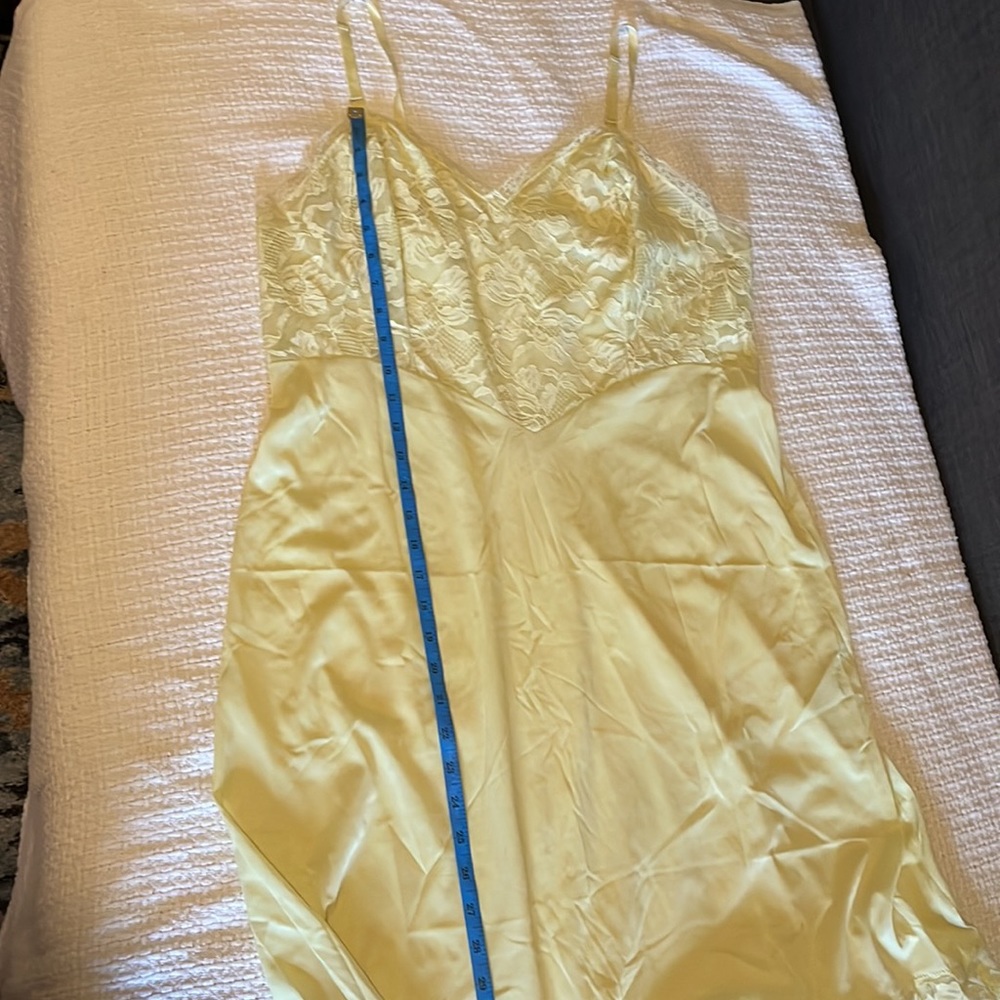 Yellow vintage slip. Excellent vintage condition. - Picture 9 of 10